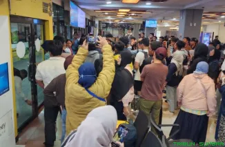 Penumpang menunggu keberangkatan di Bandara Bandara Internasional Minangkabau setelah penerbangan IU 905 rute Padang--Jakarta mengalami delay. (Foto: Ist)