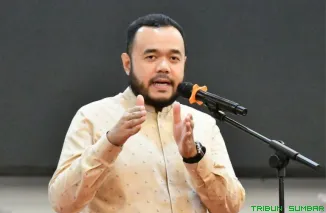 Wali Kota Padang Fadly Amran saat mengumumkan Surat Edaran tentang kepastian harga kuliner guna melindungi konsumen menjelang Idul Fitri 1447H di Kota Padang, Selasa (17/3/2026). (Foto: Ist)