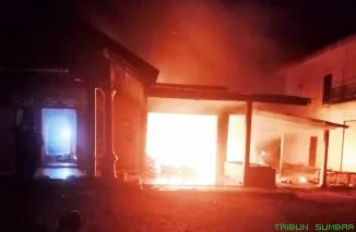 Kebakaran yang melahap satu unit rumah di Nagari Sialang Gaung, Dharmasraya, Jumat (20/3/2026) dini hari. (Foto: Ist)