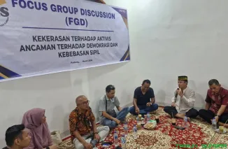 Suasana Focus Group Discussion (FGD) Jaringan Pemred Sumbar (JPS) di Kota Padang yang membahas kasus kekerasan terhadap aktivis serta pentingnya menjaga demokrasi dan kebebasan sipil, Senin (16/3/2026). (Foto: Ist)