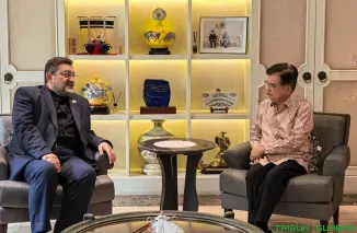 Wakil Presiden ke-10 dan ke-12 RI Jusuf Kalla menerima kunjungan Duta Besar Iran untuk Indonesia Mohammad Boroujerdi di kediamannya di Jakarta Selatan, membahas situasi terkini Iran serta peluang peran Indonesia sebagai mediator konflik, Selasa (3/3/2026)