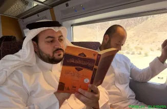 Buku novel sejarah Syekh Ahmad Khatib al Minangkabawi versi Bahasa Arab yang telah terbit di Saudi Arabia, dibaca di kereta cepat Haramain. (Foto: Ist)