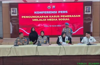 Kabid Humas Polda Sumbar Kombes Pol Susmelawati Rosya saat memberikan keterangan pers terkait kasus dugaan pemerasan melalui akun media sosial palsu di Padang, Selasa (17/3/2026). (Foto: Ist)