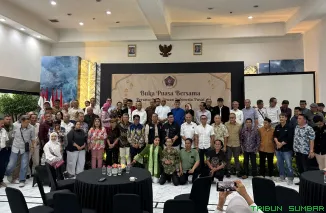 Ketua Umum PWI Pusat Akhmad Munir bersama jajaran pengurus PWI Pusat saat menghadiri kegiatan buka puasa bersama di Hall Dewan Pers, Jakarta, Rabu (11/3/2026). (Foto: Ist)