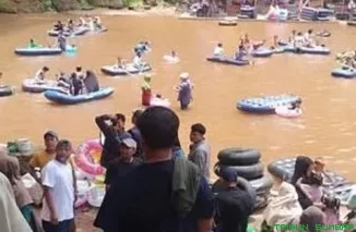 Wisatawan menikmati panorama air terjun di kawasan Lembah Harau, Limapuluh Kota. (Foto: Ist)