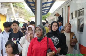Penumpang memadati KA Pariaman Ekspres relasi Padang--Pariaman saat libur Lebaran 2026 dengan tingkat okupansi mencapai 158 persen. (Foto: Ist)