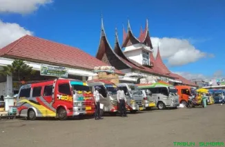 Bus AKDP terlihat sepi penumpang akibat persaingan tarif murah kereta subsidi. (Foto: Ist)