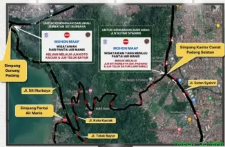 Petugas Dinas Perhubungan Kota Padang mengatur arus kendaraan di kawasan Pantai Air Manis saat pemberlakuan sistem one way selama libur Lebaran 2026. (Foto: Ist)
