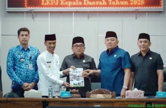 Rapat Paripurna DPRD Solok Selatan saat penyampaian Nota Pengantar LKPJ 2025 yang menyoroti capaian kinerja pemerintah daerah di tengah tantangan anggaran, Kamis (26/3/2026). (Foto: Ist)