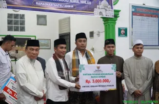 Wakil Wali Kota Padang Maigus Nasir mendampingi Wakil Gubernur Sumatera Barat Vasko Ruseimy saat Safari Ramadan Pemprov Sumbar di Masjid Nurul Ishlah Taruko Permai IV, Minggu (1/3/2026). (Foto: Ist)