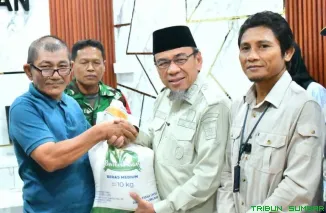 Wakil Wali Kota Padang Maigus Nasir bersama Pemimpin Wilayah Perum Bulog Sumbar R. Darma Wijaya saat menyerahkan bantuan pangan kepada warga di Kelurahan Belakang Pondok, Padang Selatan, Rabu (18/3/2026). (Foto: Ist)