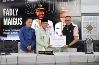 Wakil Wali Kota Padang Maigus Nasir menerima bantuan dari Peduli Sumbar melalui BPBD Sumbar untuk korban bencana hidrometeorologi di Kota Padang, Rabu (18/3/2026). (Foto: Ist)