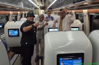 Suasana modern Stasiun Gambir yang kini tampil bersih, tertib, dan digital, menjadikan moda kereta api pilihan utama generasi muda dalam bepergian antarkota di Pulau Jawa. (Foto: Ist)