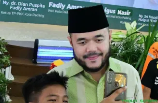 Wali Kota Padang Fadly Amran bersama Ketua TP PKK Dian Puspita menyambut warga dalam Open House Idulfitri 1447 H di kediaman resmi wali kota. (Foto: Ist)