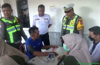 Petugas gabungan melakukan pemeriksaan kelayakan bus dan cek kesehatan sopir dalam kegiatan ramp check Operasi Ketupat Singgalang 2026 di kawasan Gunung Medan, Dharmasraya, Senin (16/3/2026). (Foto: Ist)