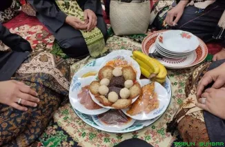 Tradisi makan bajamba di Kota Padang (Foto: Kementerian Pariwisata)