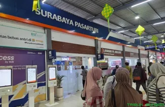 Kereta Api Sembrani Luxury Class bersiap berangkat dari Stasiun Surabaya Pasar Turi yang menjadi salah satu simpul utama jalur kereta api pantai utara Jawa menjelang arus mudik Lebaran 2026. (Foto: Ist)