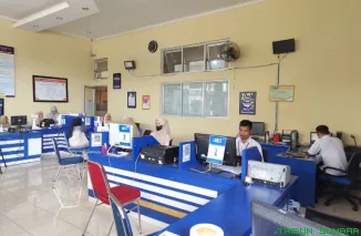 Aktivitas pelayanan masyarakat di kantor pemerintahan Solok Selatan kembali normal pada hari pertama kerja usai libur Lebaran 2026. (Foto: Ist)