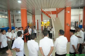 Wakil Bupati Solok Selatan melakukan inspeksi mendadak ke sejumlah OPD pada hari pertama kerja usai Lebaran 2026. (Foto: Ist)