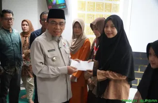 Wakil Wali Kota Padang Maigus Nasir menyerahkan santunan secara simbolis kepada anak yatim dan piatu binaan Masjid Ukhuwah Balai Kota Padang di Aia Pacah, Kamis (12/3/2026). (Foto: Ist)