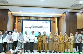 Wakil Wali Kota Maigus Nasir menyerahkan LKPD 2025 kepada perwakilan BPK Perwakilan Sumatera Barat sebagai bentuk komitmen transparansi keuangan di Kota Padang. (Foto: Ist)
