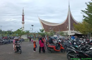 Parkir Masjid Raya Syekh Ahmad Khatib Al Minangkabawi. (Foto: Ist)