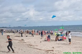 Ribuan pengunjung memadati kawasan Pesta Pantai Muaro Sasak, Pasaman Barat. (Foto: Ist)
