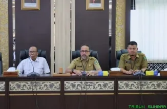 Maifrizon memimpin rapat perdana bersama Tim Ahli DPRD Sumatera Barat di Padang, Selasa (31/3/2026). (Foto: Ist)