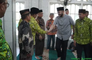 Wali Kota Padang Fadly Amran saat mengikuti Safari Ramadhan bersama PW DMI Sumbar di Masjid Jami' Bungo Pasang, Kecamatan Koto Tangah, Rabu (18/3/2026). (Foto: Ist)
