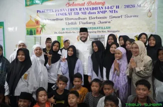 Wali Kota Padang Fadly Amran menyerahkan bantuan kepada pengurus Mushalla Mardhatillah saat kegiatan Safari Ramadhan Pemerintah Kota Padang di Kecamatan Nanggalo, Kamis (12/3/2026). (Foto: Ist)