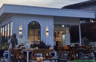 Area duduk outdoor Samaku Coffee Shop yang menghadap langsung ke Danau Diatas. (Foto: Ist)