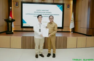 Bupati Solok Selatan H. Khairunas menyerahkan LKPD Tahun Anggaran 2025 kepada perwakilan BPK RI Sumatera Barat di Kantor BPK Perwakilan Sumbar, Padang, Selasa (31/3/2026). (Foto: Ist)
