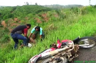 Petugas Satresnarkoba Polres Dharmasraya megamankan barang bukti sabu dan sepeda motor milik pelaku di Koto Besar. (Foto: Ist)