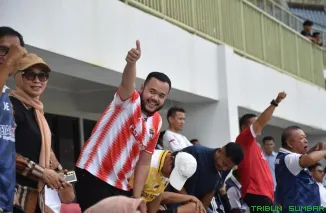 Wali Kota Padang Fadly Amran menyaksikan kemenangan telak PSP Padang atas Kompak FC dengan skor 7-1 pada semifinal Liga 4 Sumbar di Stadion Utama Sumbar. (Foto: Ist)
