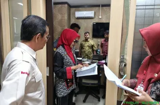 Asisten Setdako Padang melakukan sidak ke sejumlah kantor pemerintahan pada hari kedua kerja pasca Lebaran 2026. (Foto: Ist)