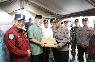 Gubernur Sumatera Barat Mahyeldi Ansharullah saat meninjau Pos Pelayanan mudik di Simpang RTH Pulau Punjung, Dharmasraya, Rabu (18/3/2026). (Foto: Ist)