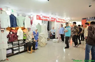 Gubernur Sumatera Barat Mahyeldi berdialog dengan pedagang saat meninjau aktivitas UMKM di Pasar Ateh Bukittinggi. (Foto: Ist)