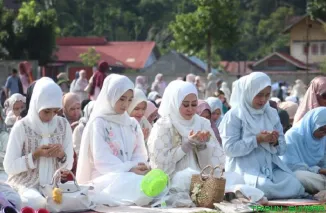 Bunda Lisda Hendrajoni melaksanakan salat Idulfitri 1447 H dengan warga di Lapangan GOR Ilyas Yakub, Painan. (Foto: Ist)