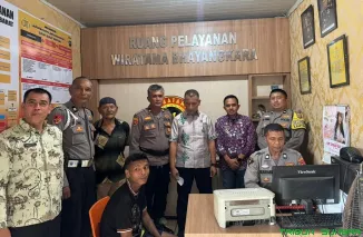 Petugas Dishub bersama aparat kepolisian mengamankan pelaku pungli parkir liar di kawasan Pantai Padang setelah viral di media sosial. (Foto: Ist)