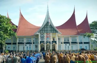 Wakil Bupati Yulian Efi memimpin apel gabungan di Solok Selatan. (Foto: Ist)