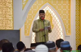 Wali Kota Padang Fadly Amran melaksanakan Salat Idul Fitri 1447 Hijriah bersama masyarakat di Masjid Agung Nurul Iman, Sabtu (21/3/2026). (Foto: Ist)