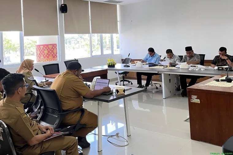 Suasana rapat pansus DPRD Kota Padang bersama OPD dalam evaluasi kinerja Pemko Padang tahun 2025. (Foto: Ist)