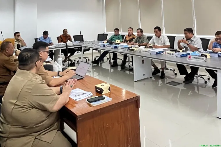 Suasana rapat pansus DPRD Kota Padang bersama OPD dalam evaluasi kinerja Pemko Padang tahun 2025. (Foto: Ist)
