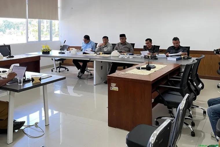Suasana rapat pansus DPRD Kota Padang bersama OPD dalam evaluasi kinerja Pemko Padang tahun 2025. (Foto: Ist)