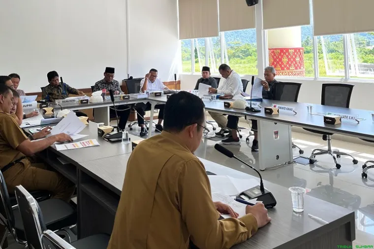 Suasana rapat pansus DPRD Kota Padang bersama OPD dalam evaluasi kinerja Pemko Padang tahun 2025. (Foto: Ist)