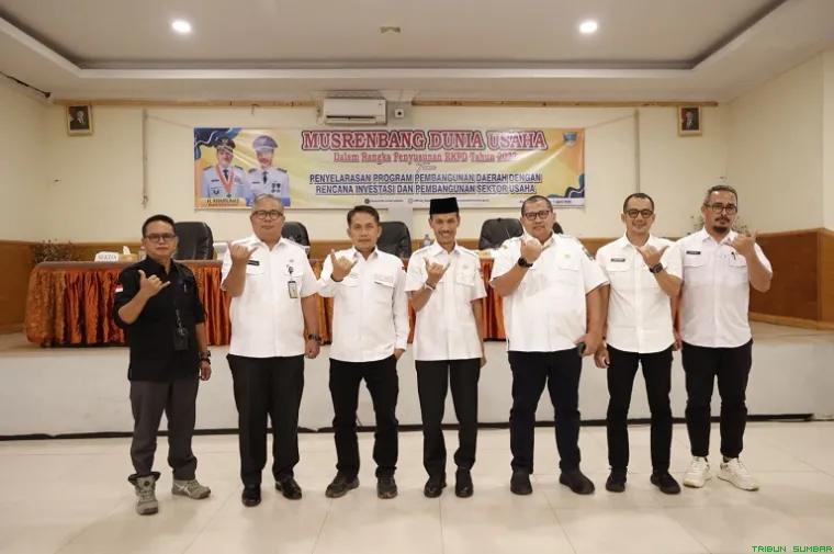 Peserta dari unsur pemerintah dan dunia usaha mengikuti sosialisasi Pajak Air Permukaan di Solok Selatan. (Foto: Ist)
