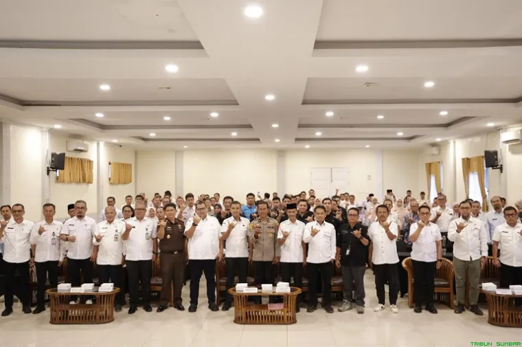 Peserta dari unsur pemerintah dan dunia usaha mengikuti sosialisasi Pajak Air Permukaan di Solok Selatan. (Foto: Ist)