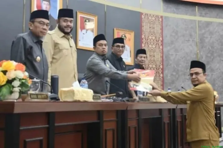 Suasana rapat paripurna DPRD Padang saat membahas evaluasi kinerja OPD dan pengelolaan keuangan daerah. (Foto: Ist)