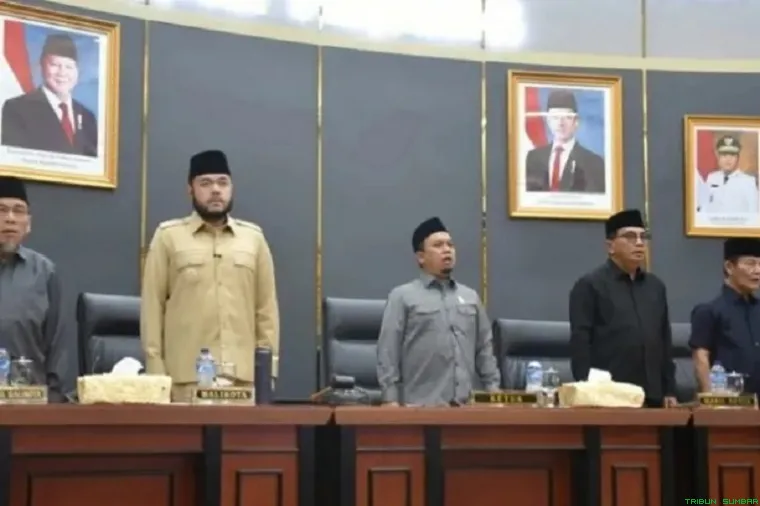 Suasana rapat paripurna DPRD Padang saat membahas evaluasi kinerja OPD dan pengelolaan keuangan daerah. (Foto: Ist)