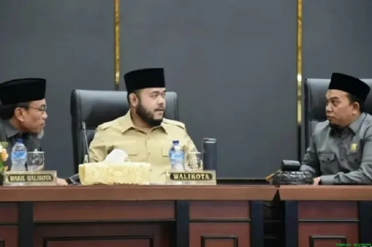Suasana rapat paripurna DPRD Padang saat membahas evaluasi kinerja OPD dan pengelolaan keuangan daerah. (Foto: Ist)